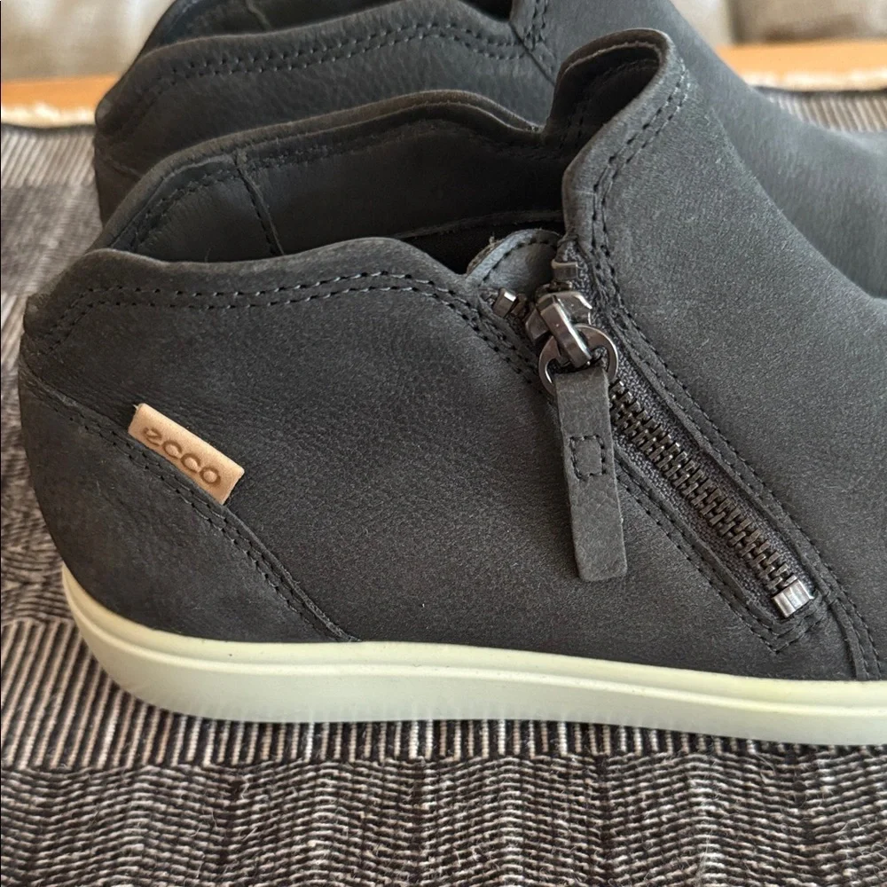 ECCO Soft Black Low-Cut Zip Bootie - Picture 3 of 8